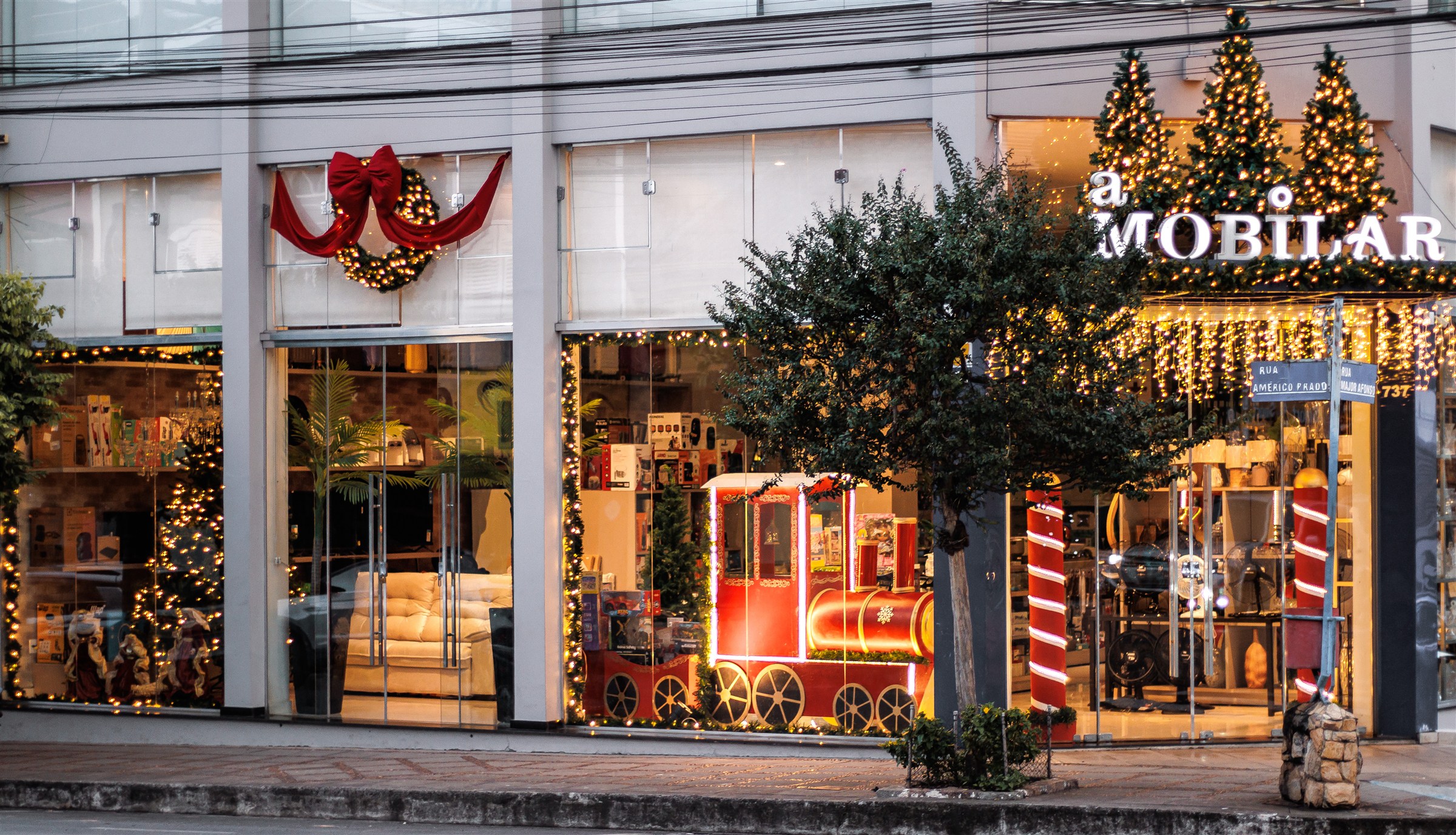 Fachada da Mobilar decorada para o Natal
